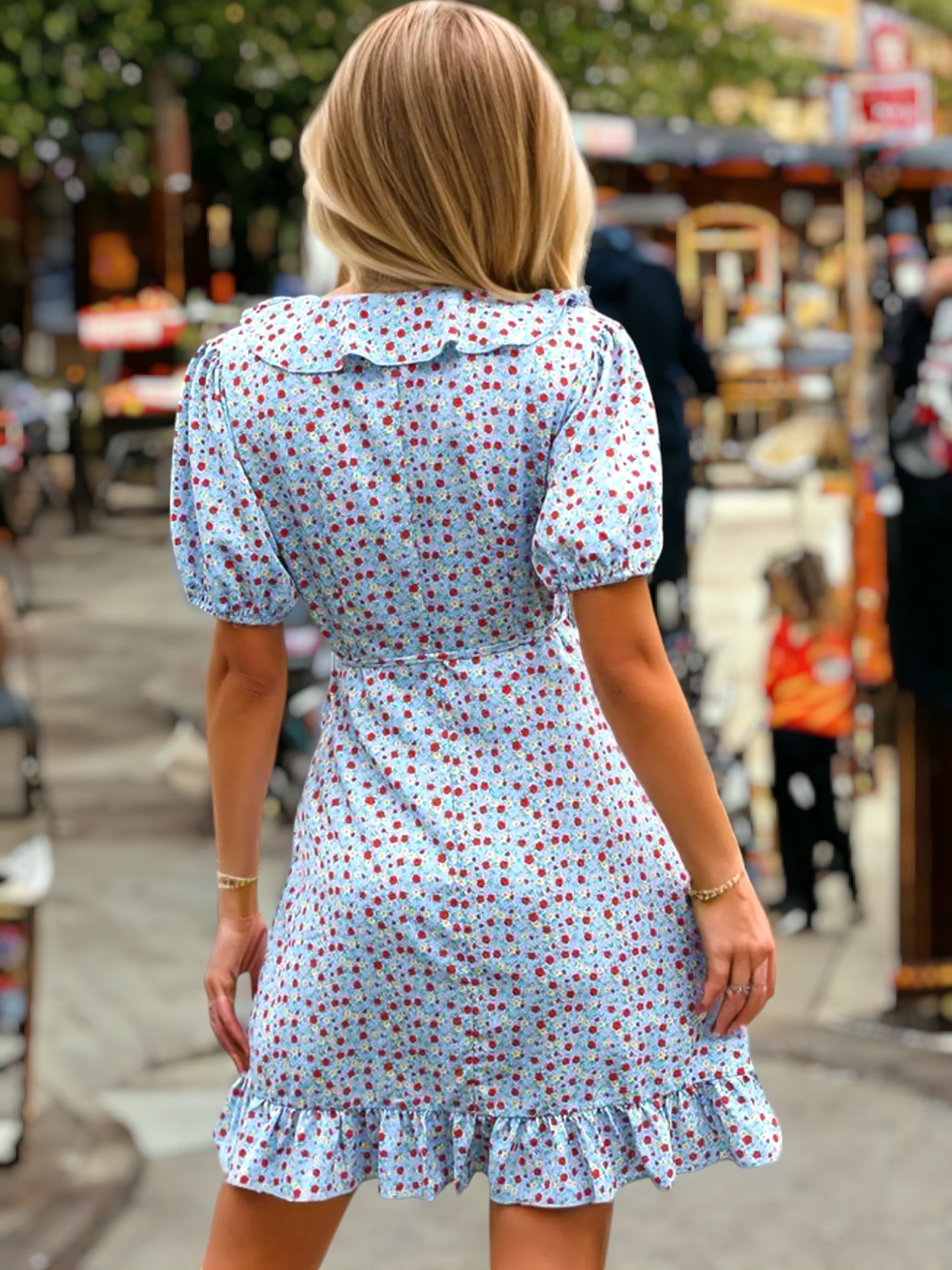 Vestido con escote cruzado y volantes