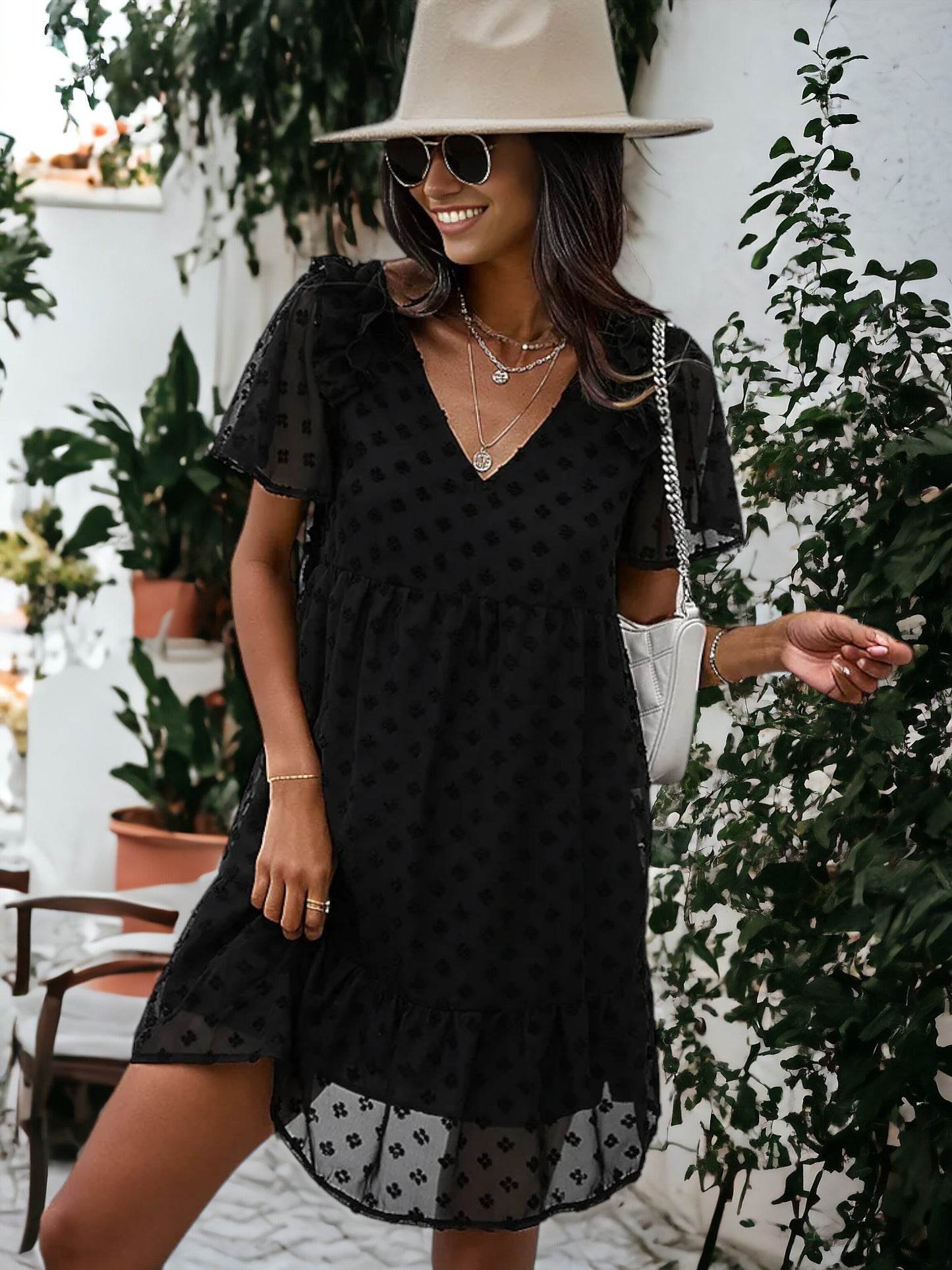 Vestido floral texturizado con hombros con volantes