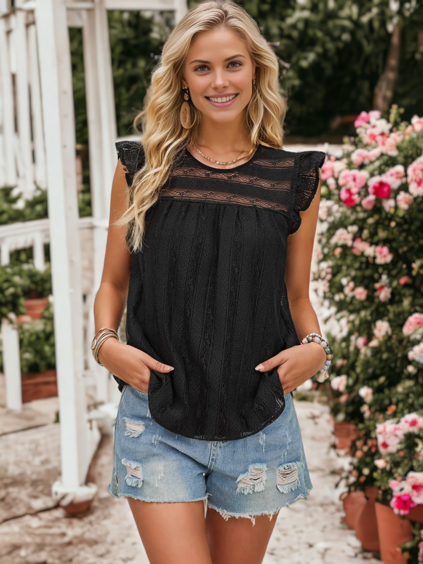 Top ligero con encaje, rayas y mangas con volados