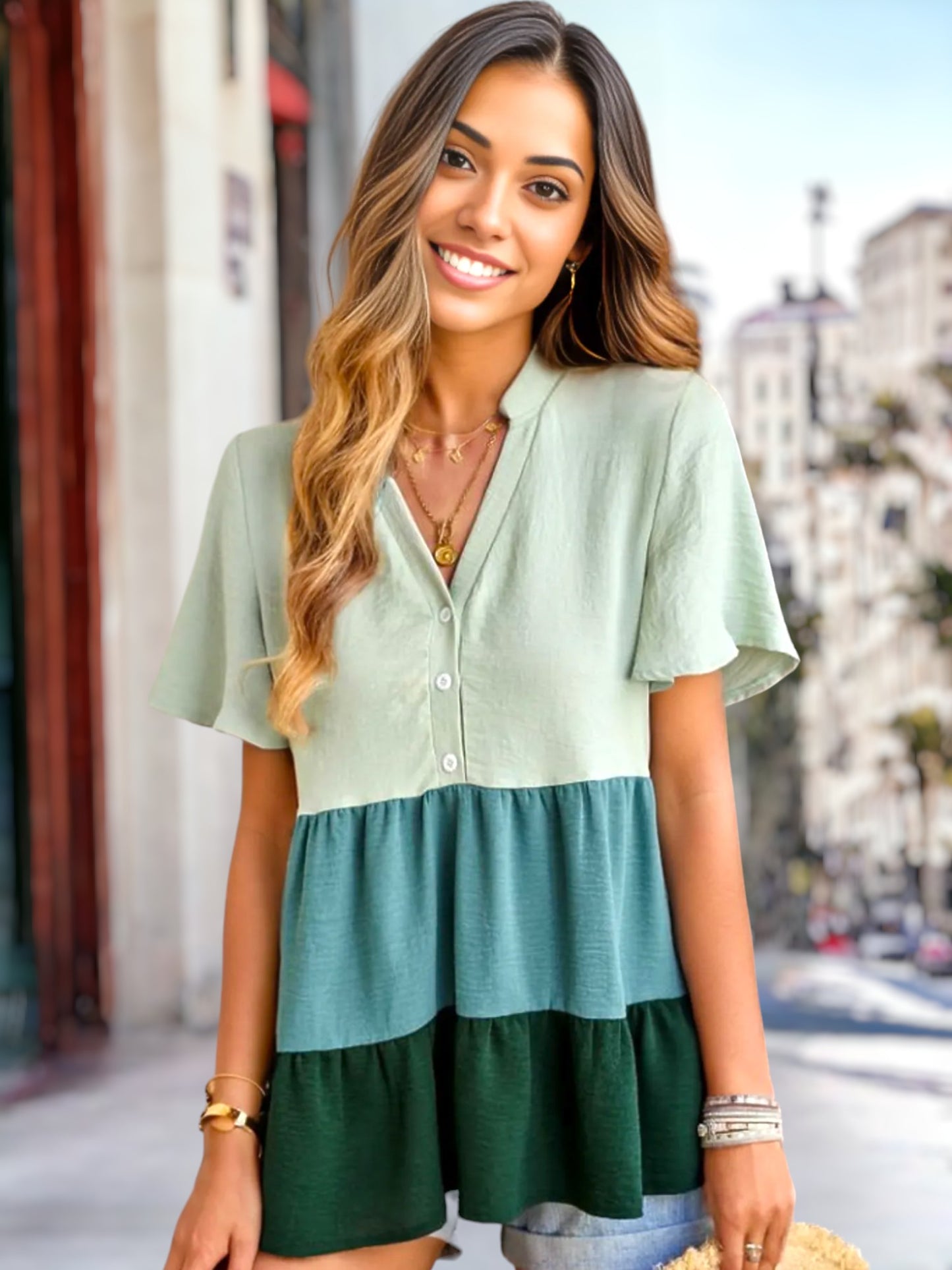 Top peplum con cuello henley y bloques de color en capas
