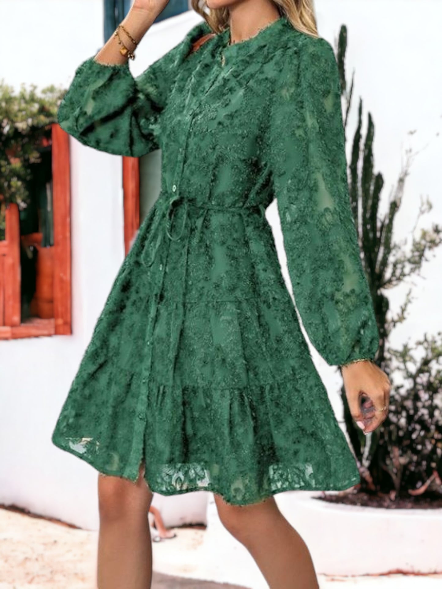 Vestido corto con volantes, cintura anudada, mangas largas y detalles de encaje texturizado