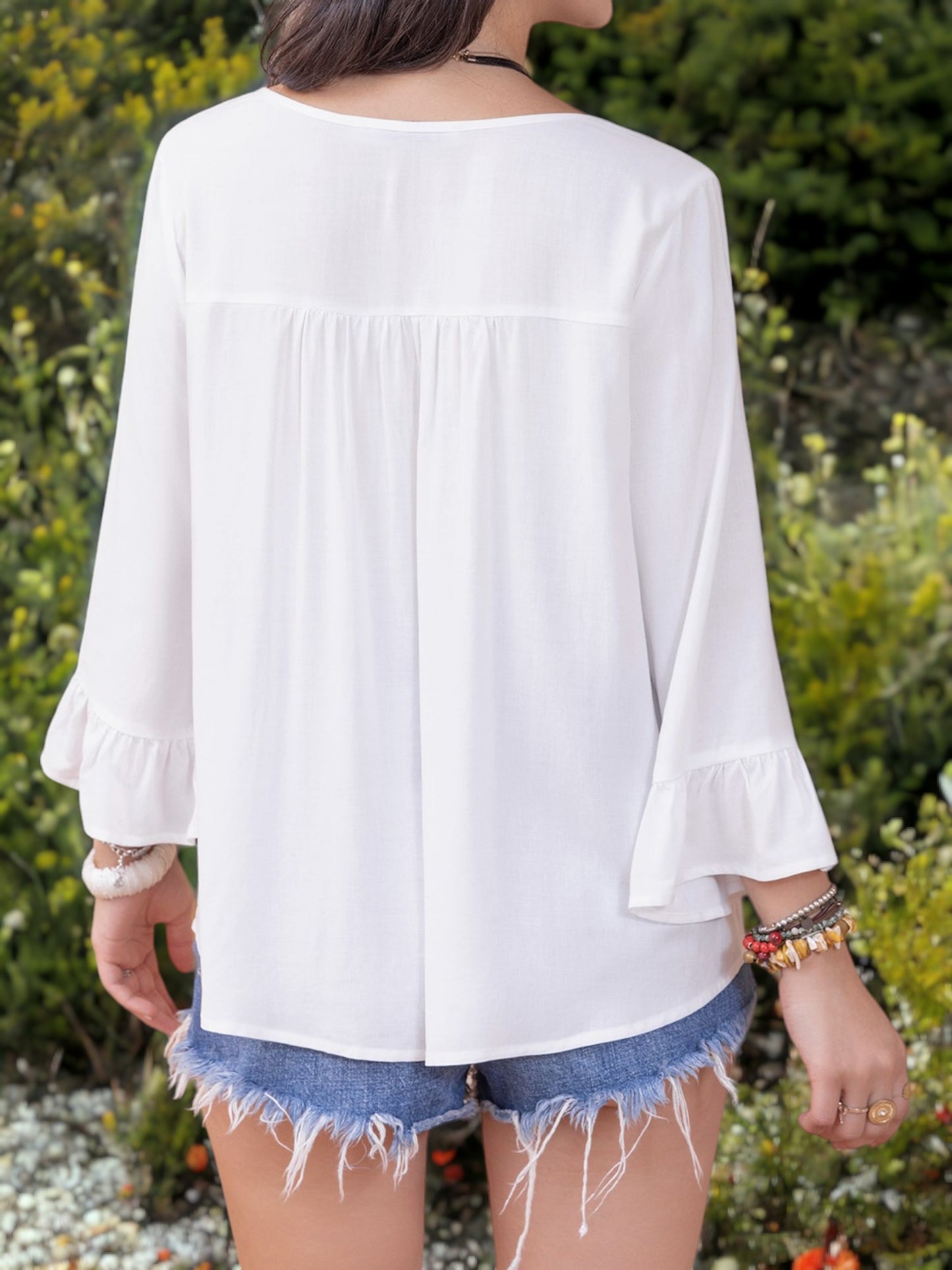 Blusa con escote en V, mangas largas acampanadas con volantes y detalles de encaje de estilo bohemio