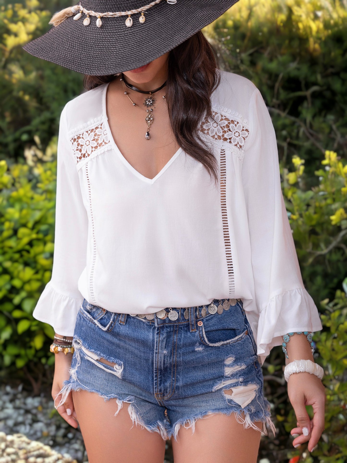 Blusa con escote en V, mangas largas acampanadas con volantes y detalles de encaje de estilo bohemio