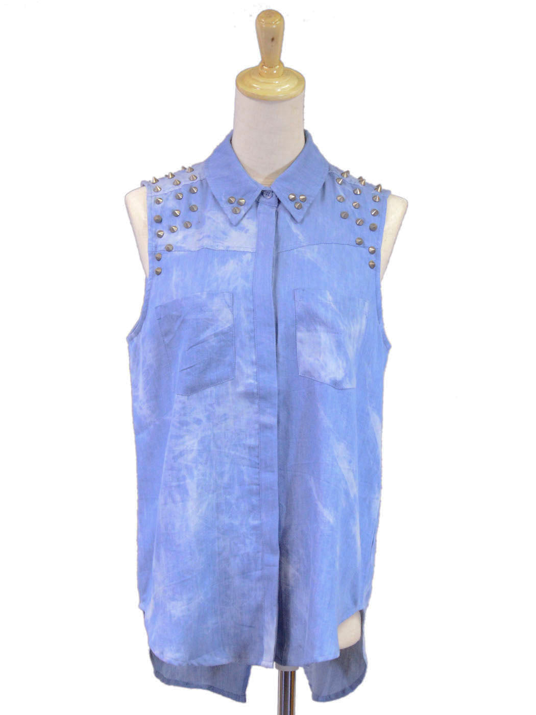 Blusa sin mangas con cuello y efecto tie-dye de mezclilla con púas en los hombros y en la punta del cuello