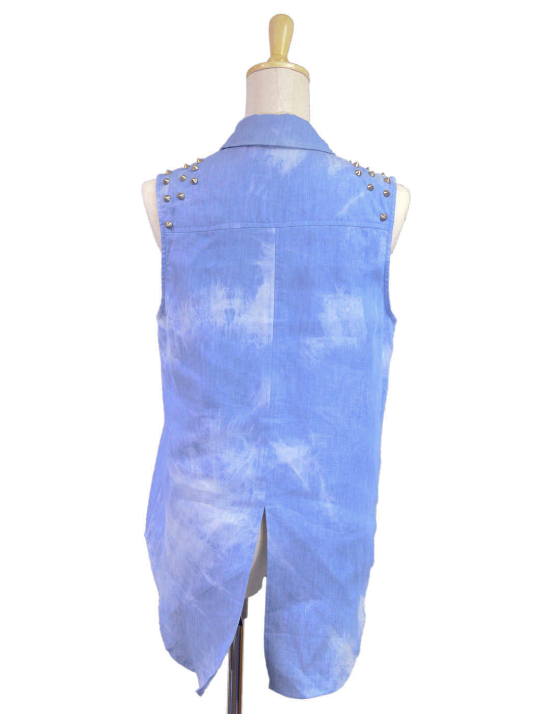 Blusa sin mangas con cuello y efecto tie-dye de mezclilla con púas en los hombros y en la punta del cuello