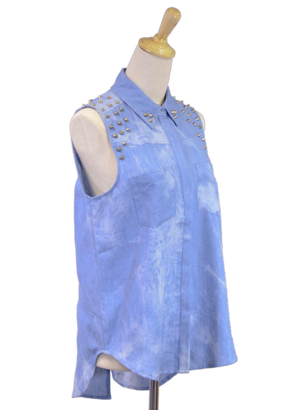 Blusa sin mangas con cuello y efecto tie-dye de mezclilla con púas en los hombros y en la punta del cuello