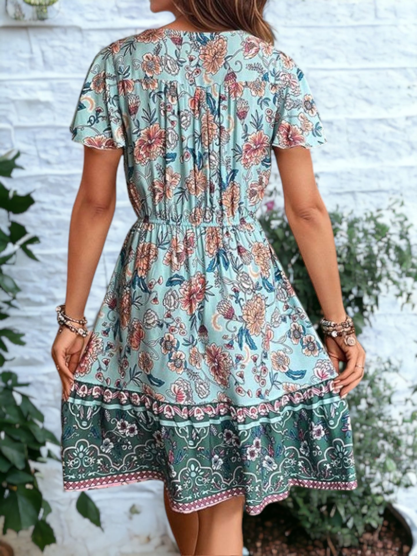 Vestido mini con escote en V estilo bohemio