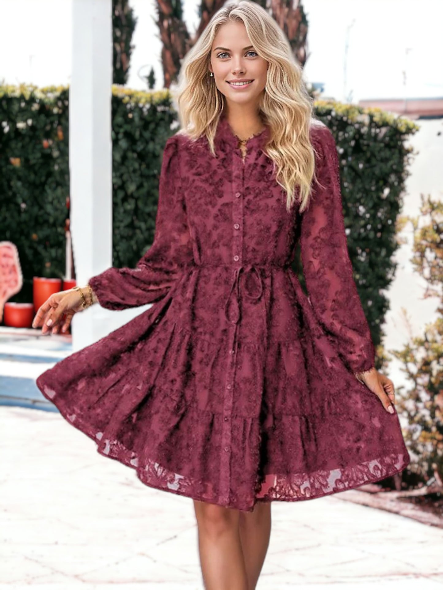 Vestido corto con volantes, cintura anudada, mangas largas y detalles de encaje texturizado