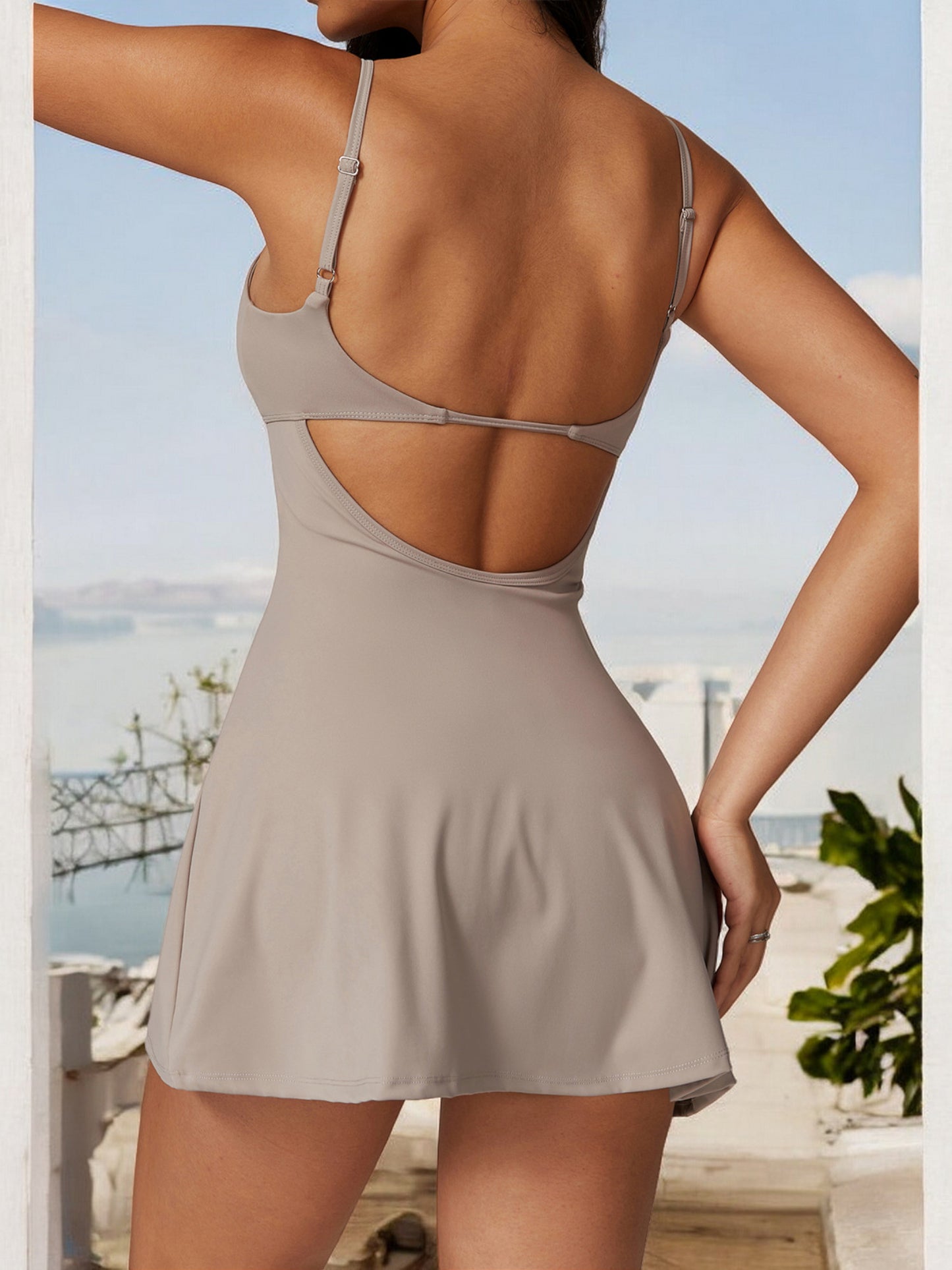 Mono deportivo para mujer con tirantes ajustables y falda vaporosa superpuesta