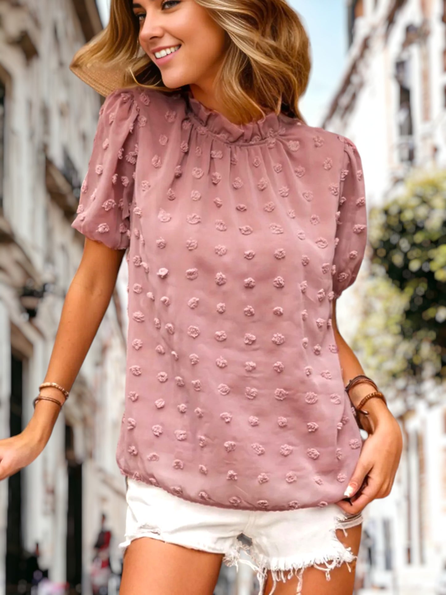 Blusa de lunares suizos con mangas abullonadas