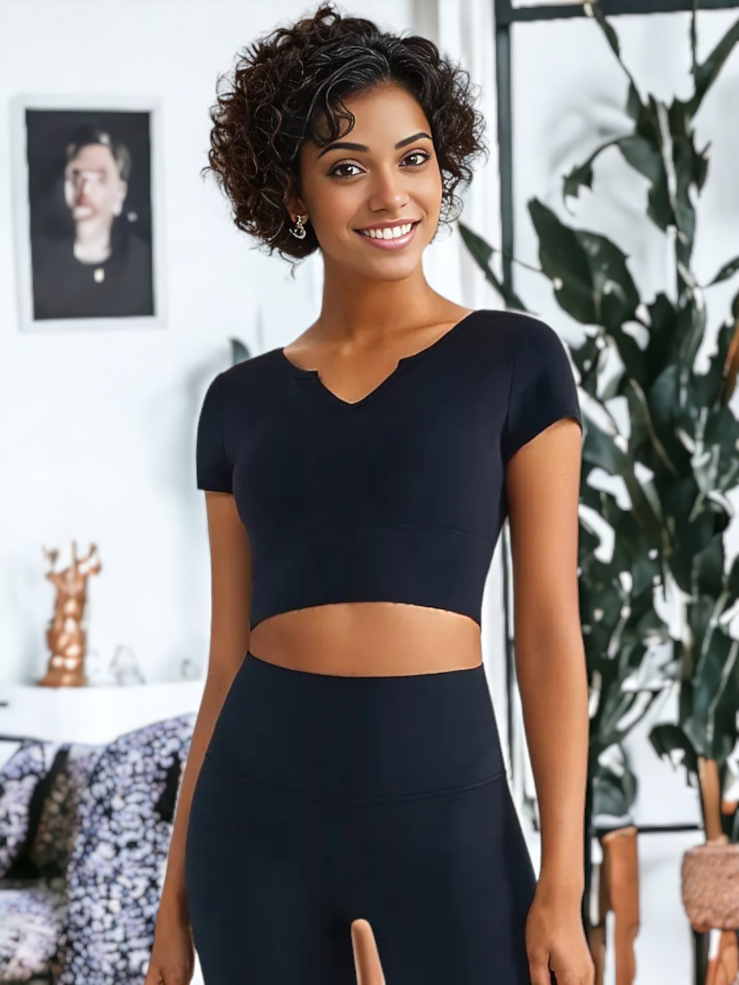 Camiseta deportiva sexy de manga corta con cuello en V y almohadillas para el pecho