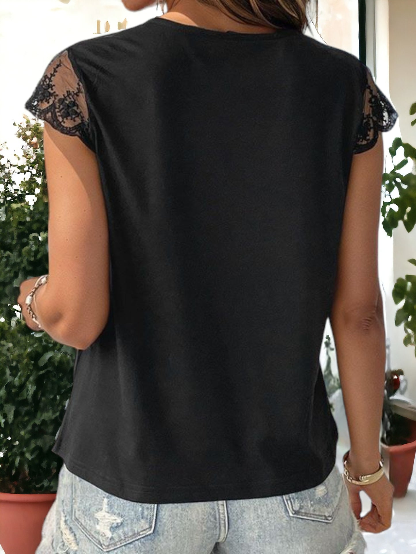 Blusa de manga corta con escote en V y detalle de encaje