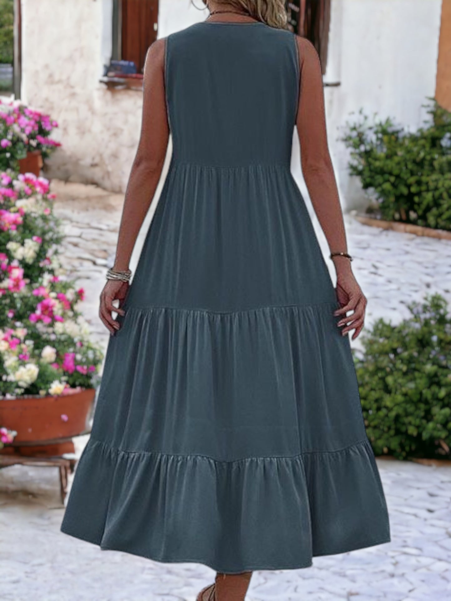 Vestido midi bohemio con volantes, cuello en V y botones detallados para mujer