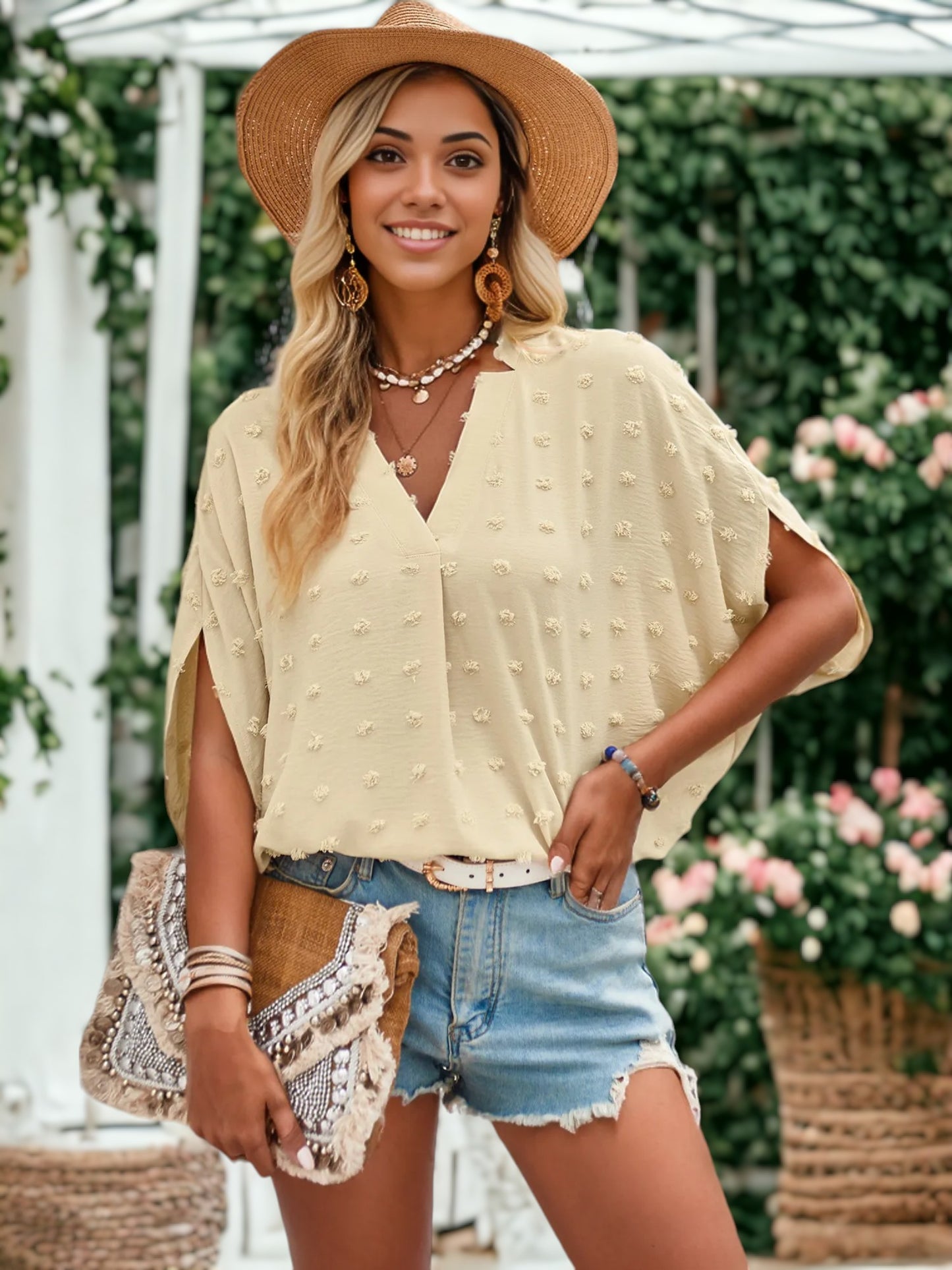 Blusa con escote en V con muescas, pinzas y lunares en la parte delantera y mangas estilo tulipán