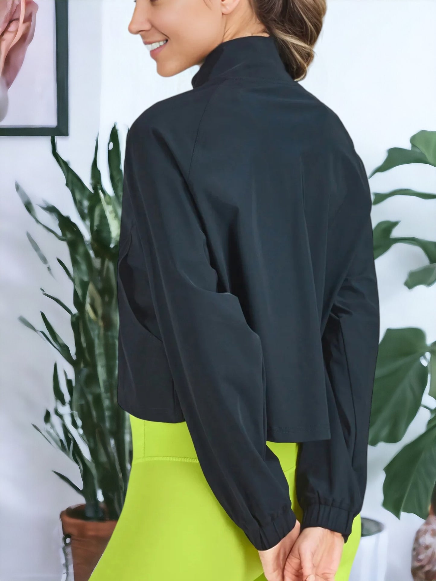 Chaqueta deportiva con cremallera frontal y mangas largas con protección solar