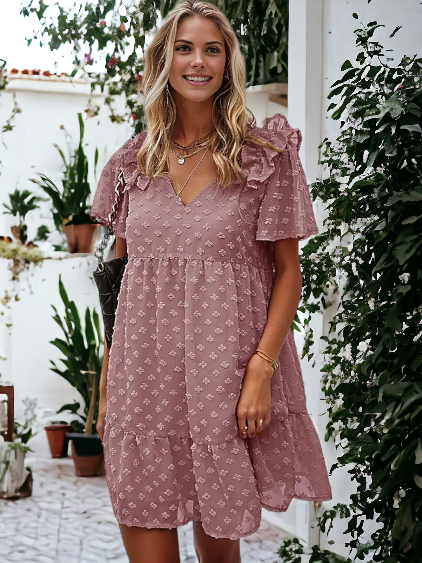 Vestido floral texturizado con hombros con volantes