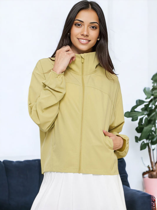 Chaqueta cortavientos con bolsillo y cuello alto y protección solar