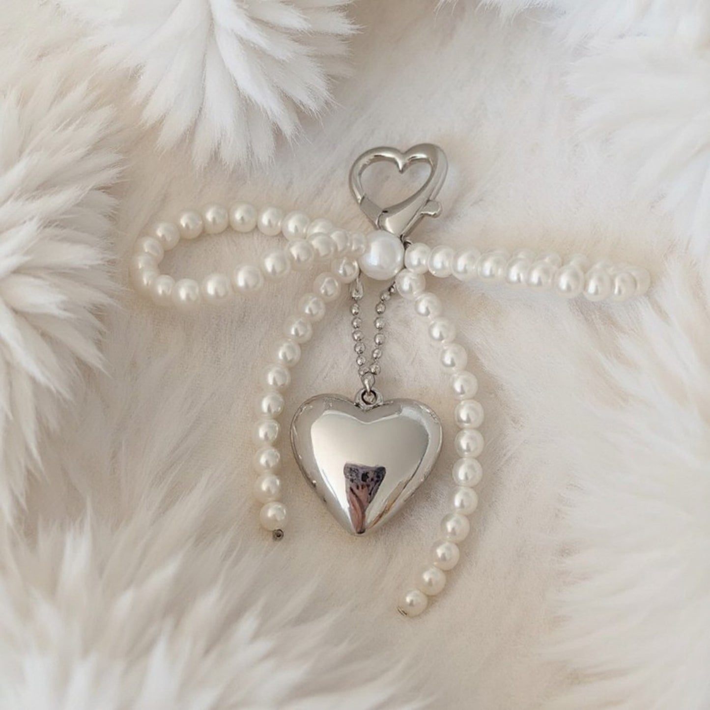 Anna-Kaci Pearl Beaded Bow Keychain with Silver Heart Charm and Heart Clip