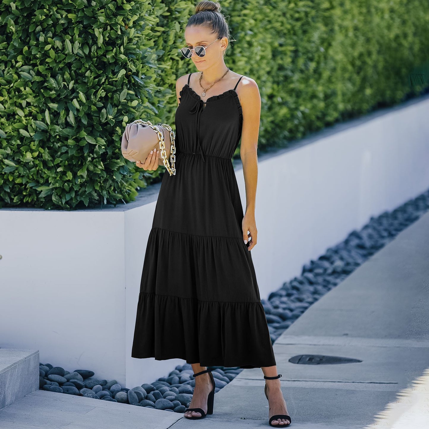 Vestido con tirantes y dobladillo con volantes en color liso