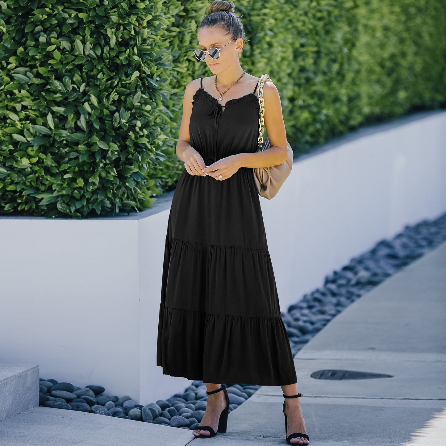 Vestido con tirantes y dobladillo con volantes en color liso