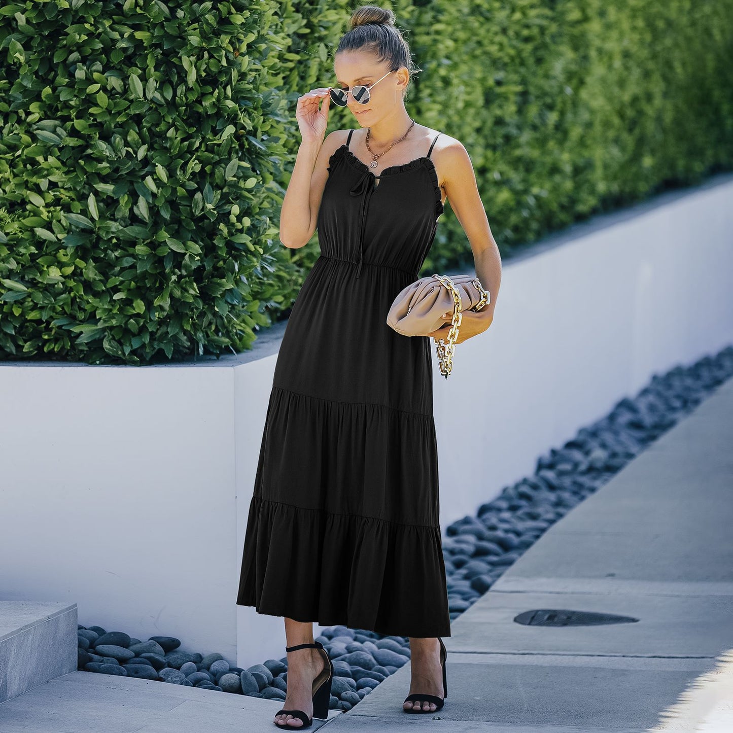 Vestido con tirantes y dobladillo con volantes en color liso