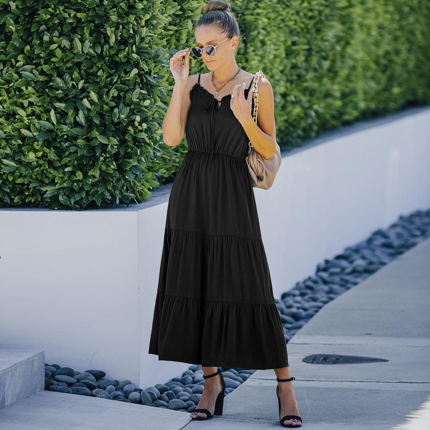 Vestido con tirantes y dobladillo con volantes en color liso