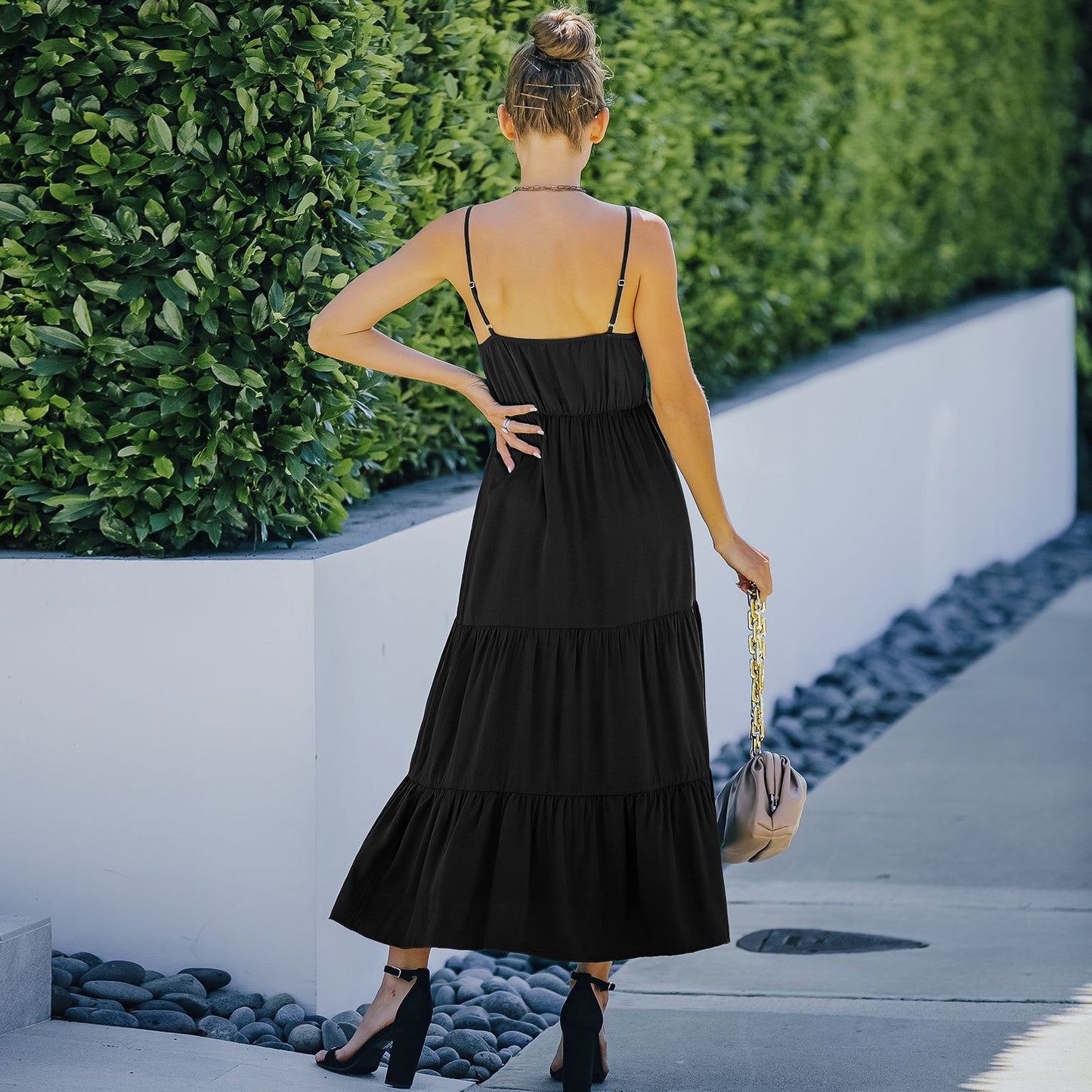 Vestido con tirantes y dobladillo con volantes en color liso