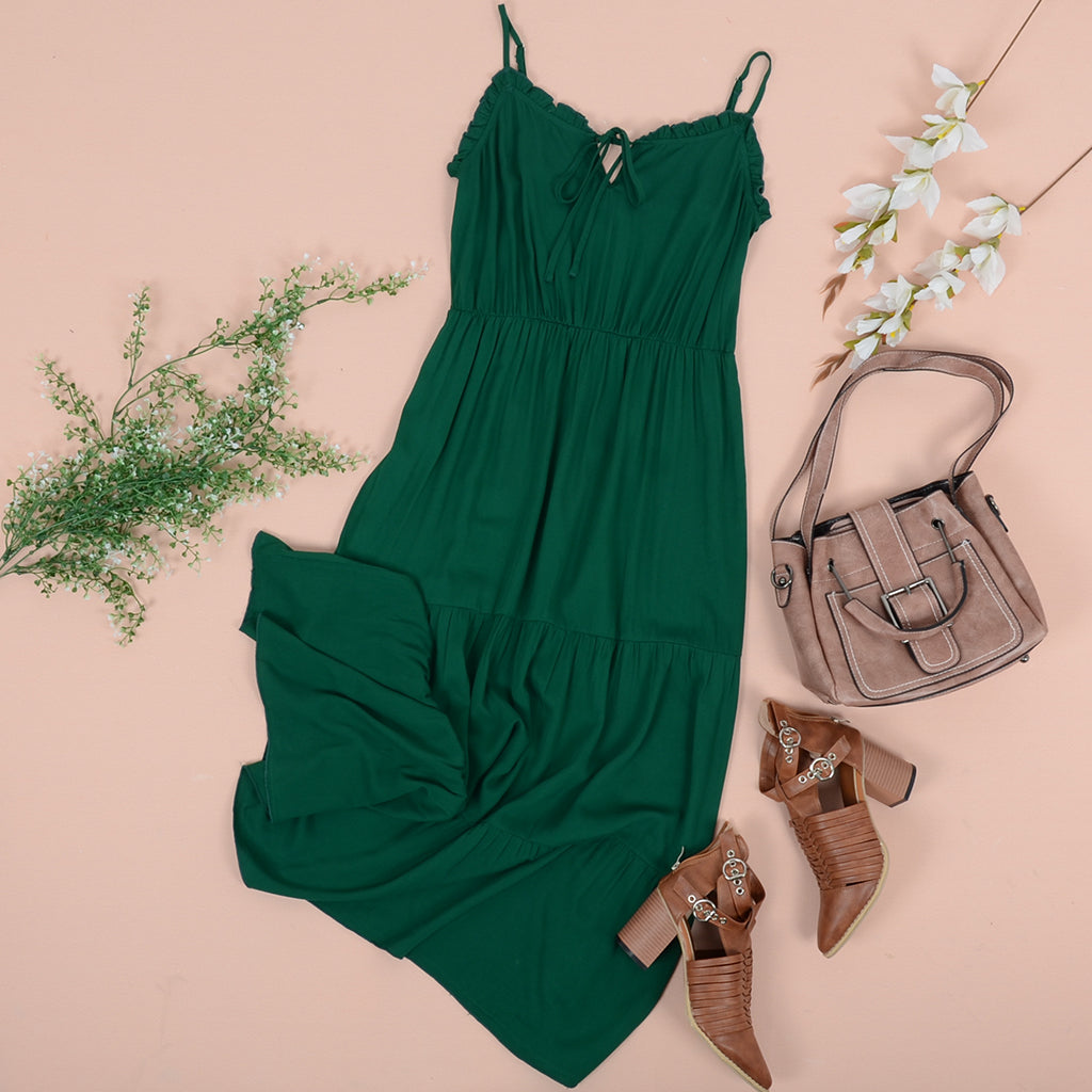 Vestido con tirantes y dobladillo con volantes en color liso