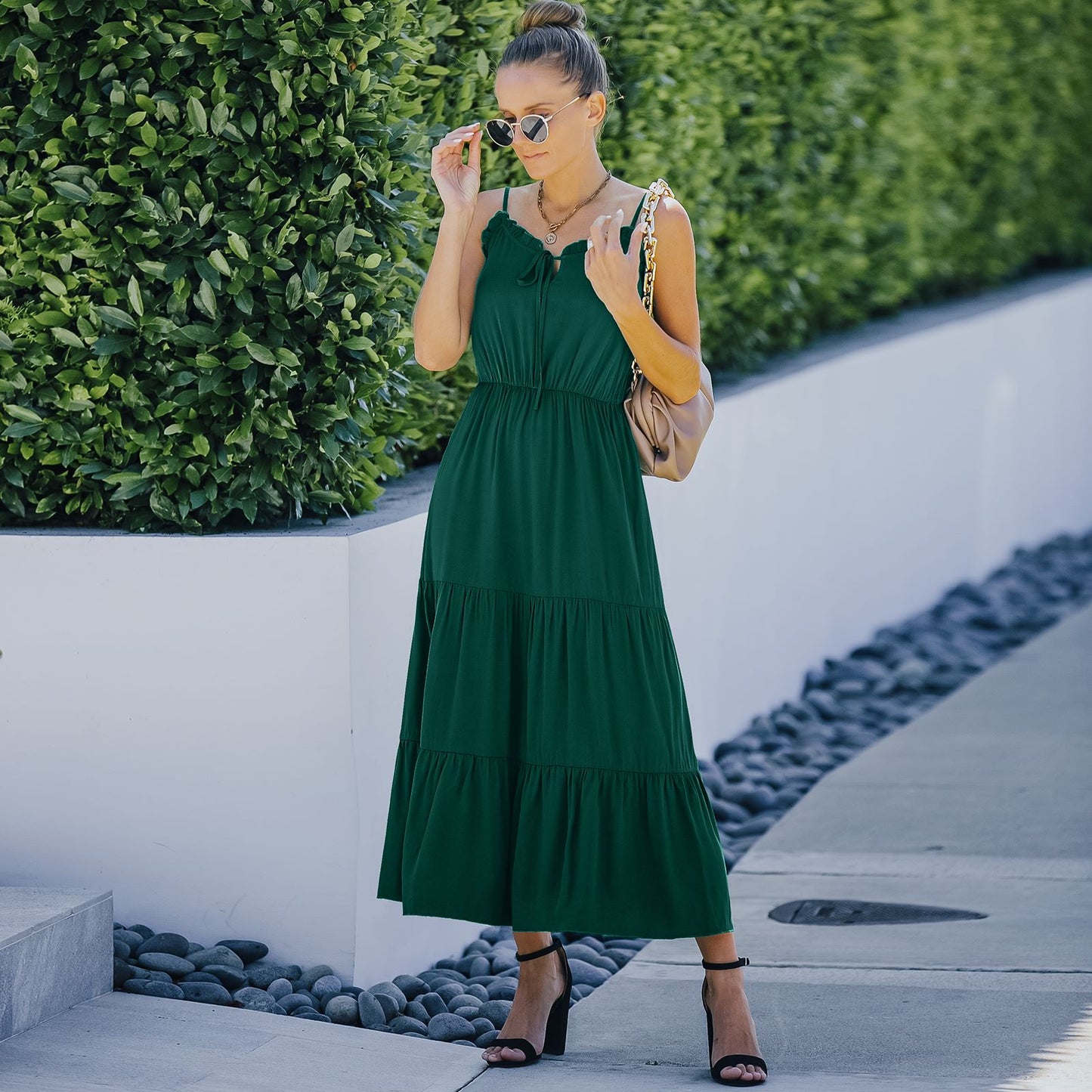 Vestido con tirantes y dobladillo con volantes en color liso