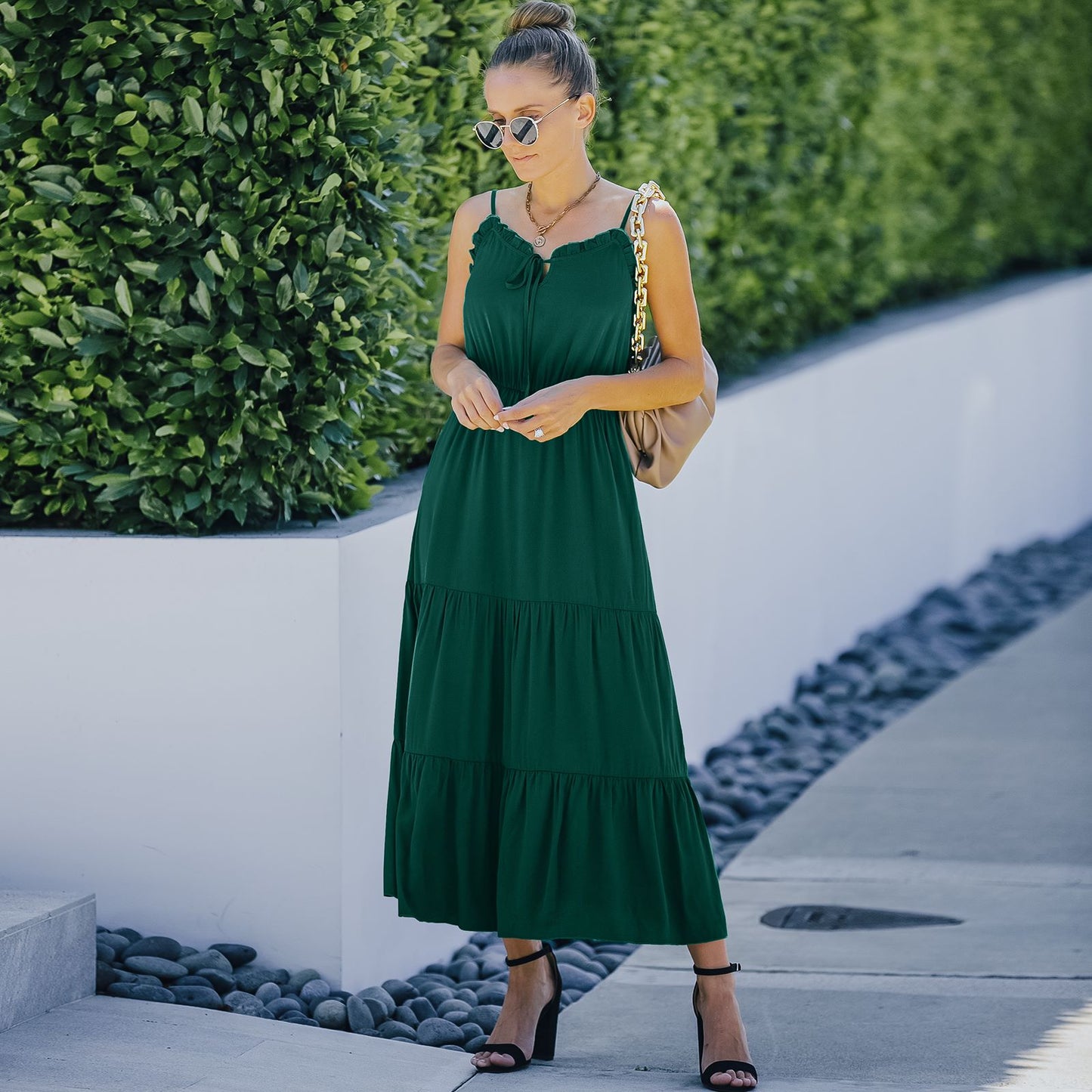 Vestido con tirantes y dobladillo con volantes en color liso