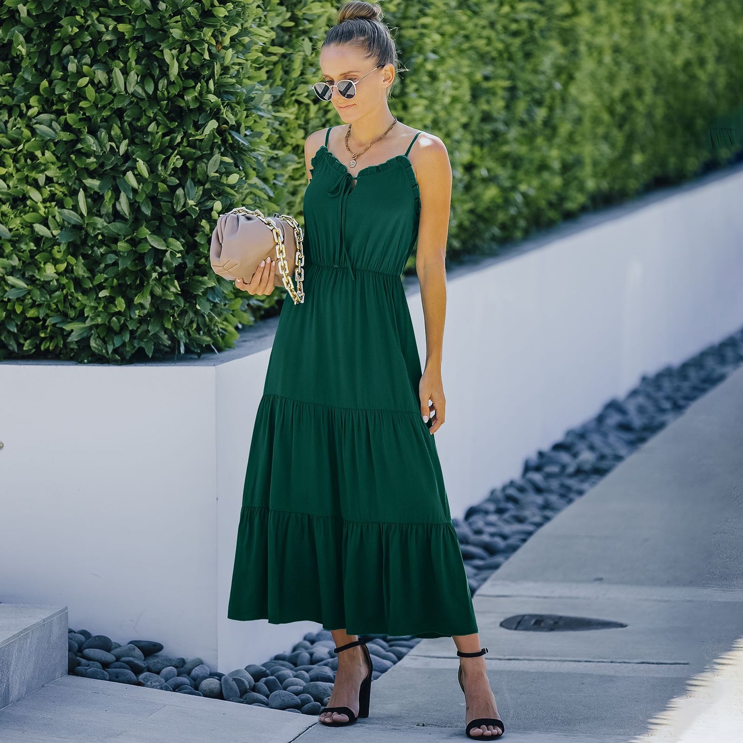 Vestido con tirantes y dobladillo con volantes en color liso
