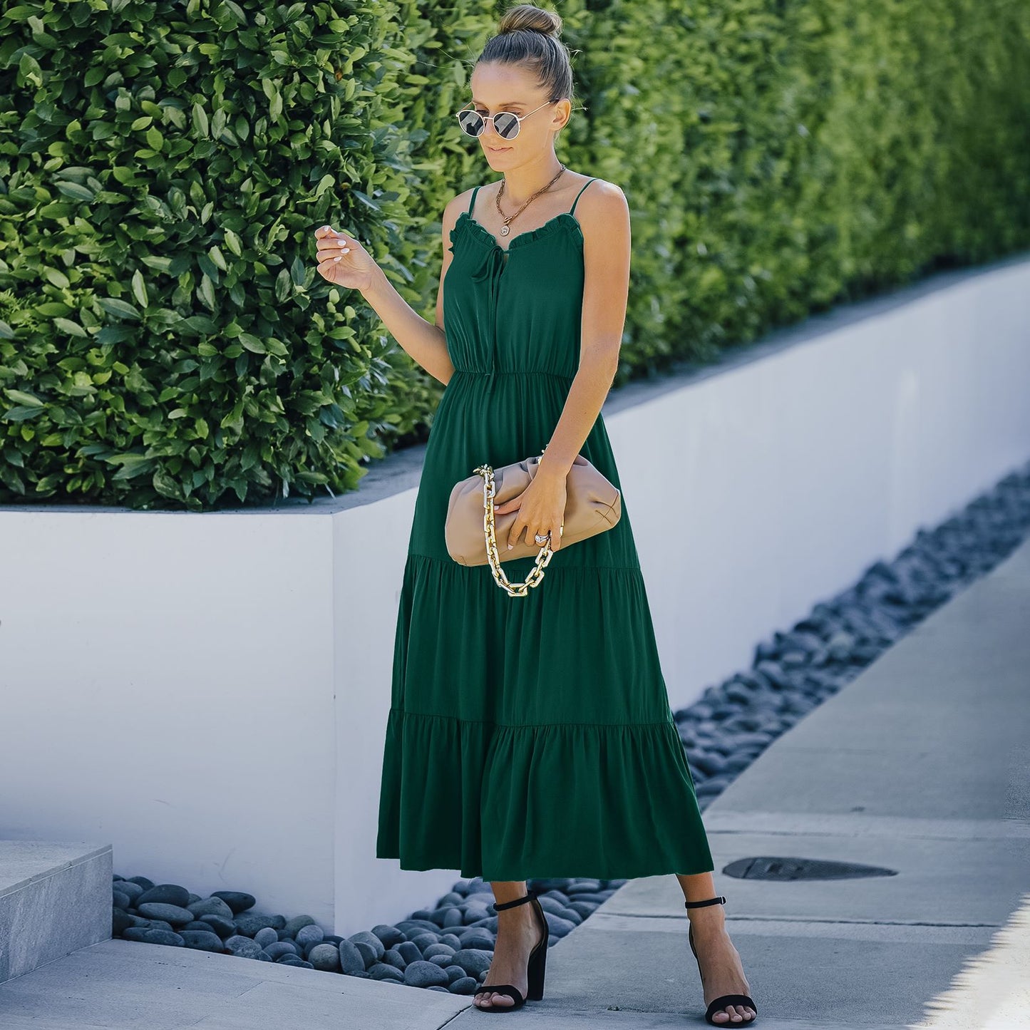 Vestido con tirantes y dobladillo con volantes en color liso