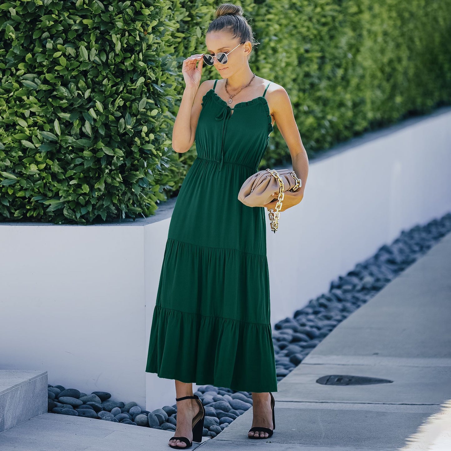 Vestido con tirantes y dobladillo con volantes en color liso