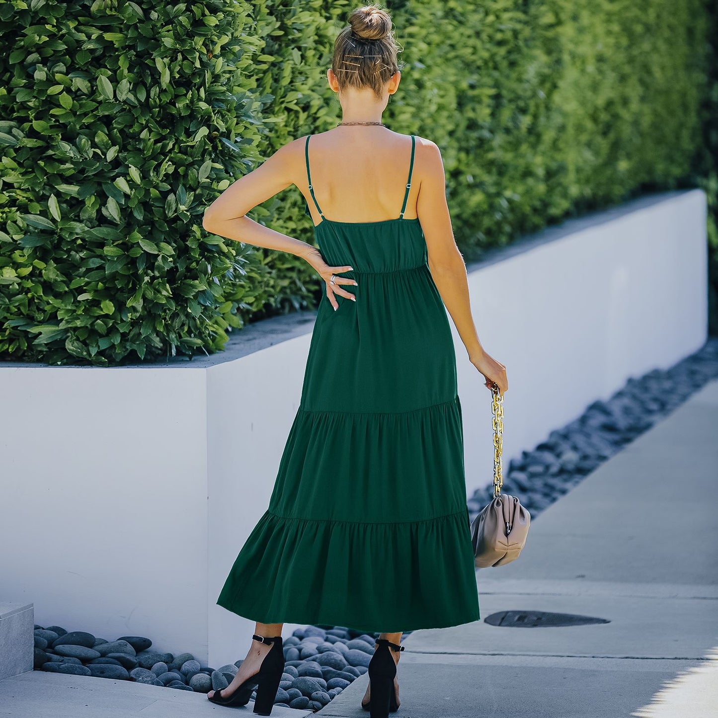 Vestido con tirantes y dobladillo con volantes en color liso