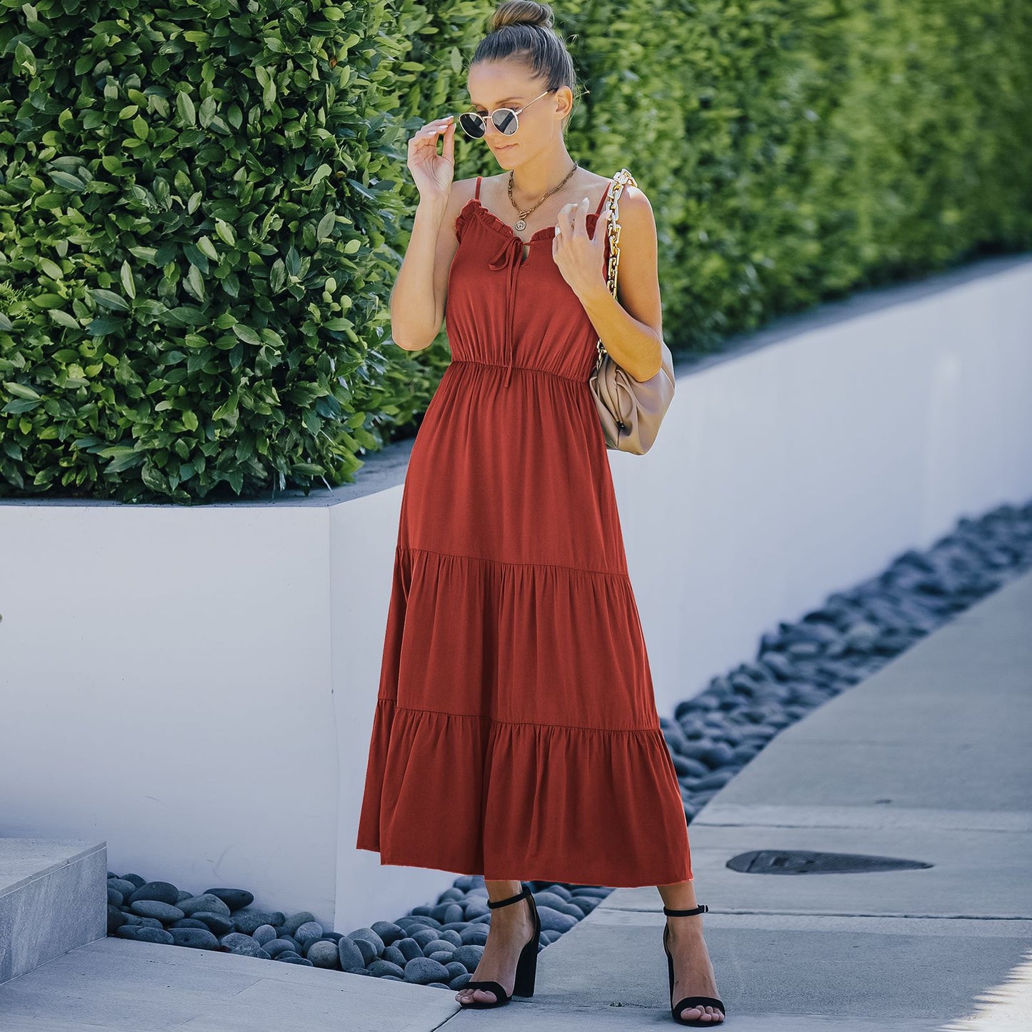 Vestido con tirantes y dobladillo con volantes en color liso