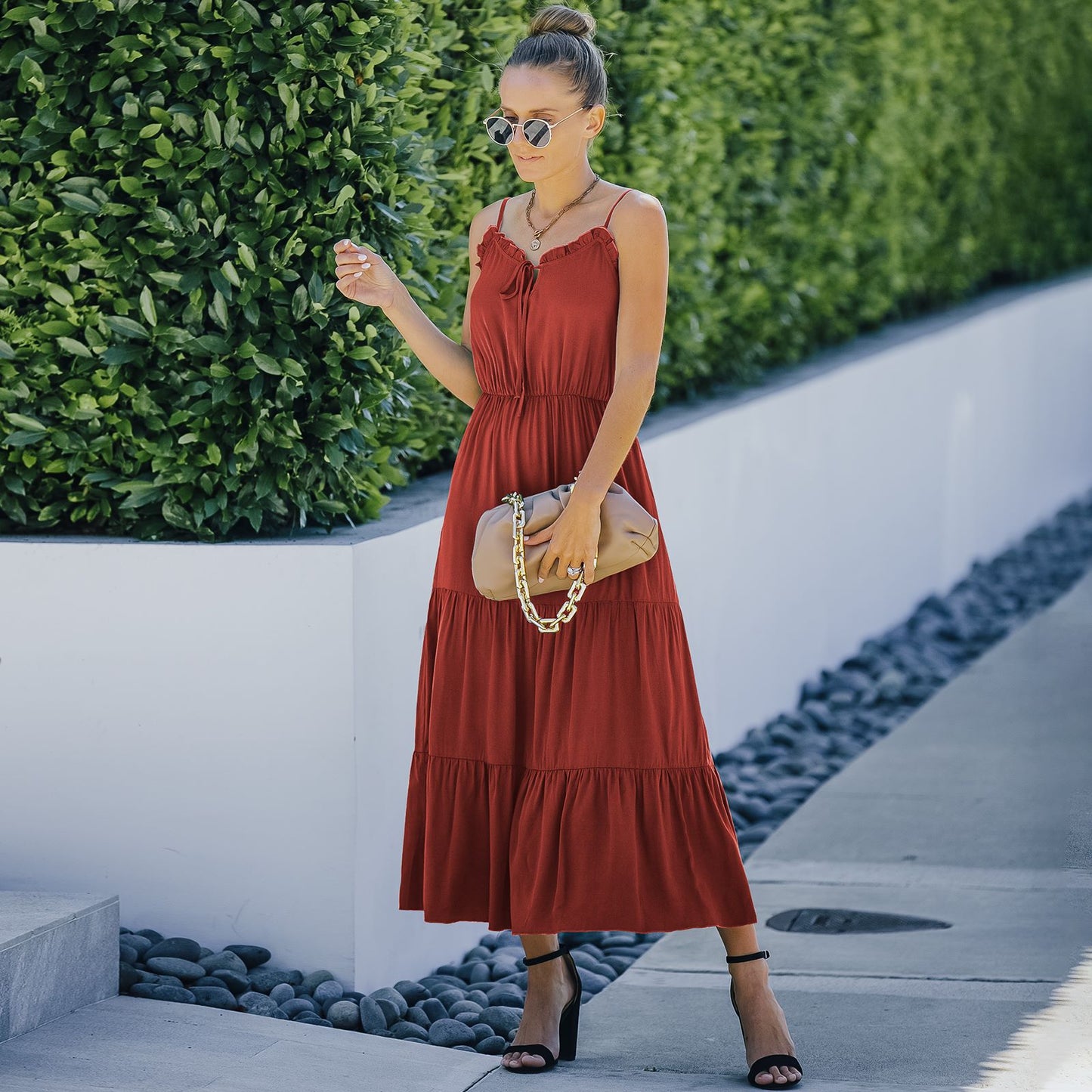 Vestido con tirantes y dobladillo con volantes en color liso