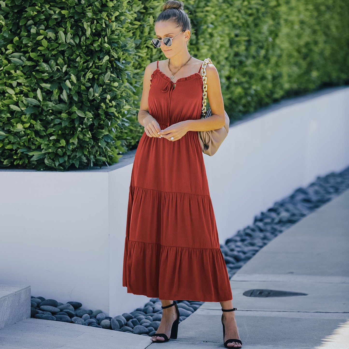 Vestido con tirantes y dobladillo con volantes en color liso