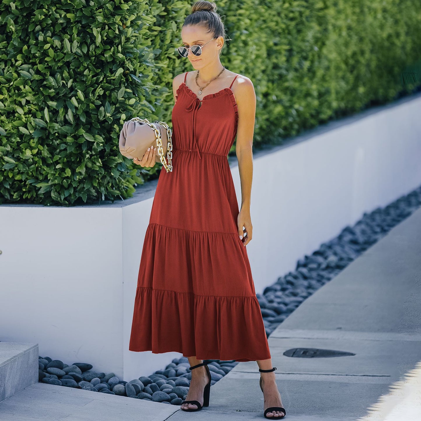 Vestido con tirantes y dobladillo con volantes en color liso