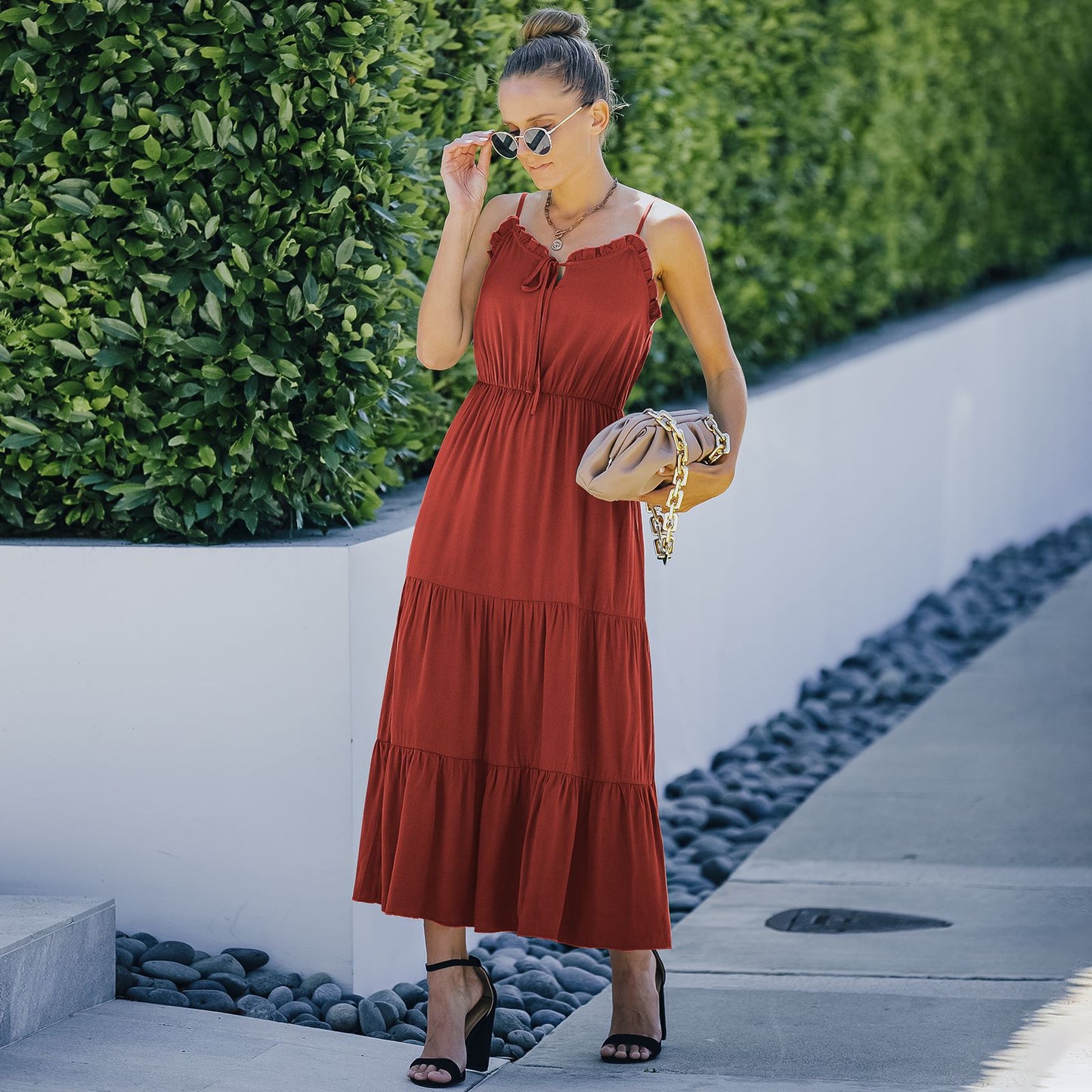 Vestido con tirantes y dobladillo con volantes en color liso