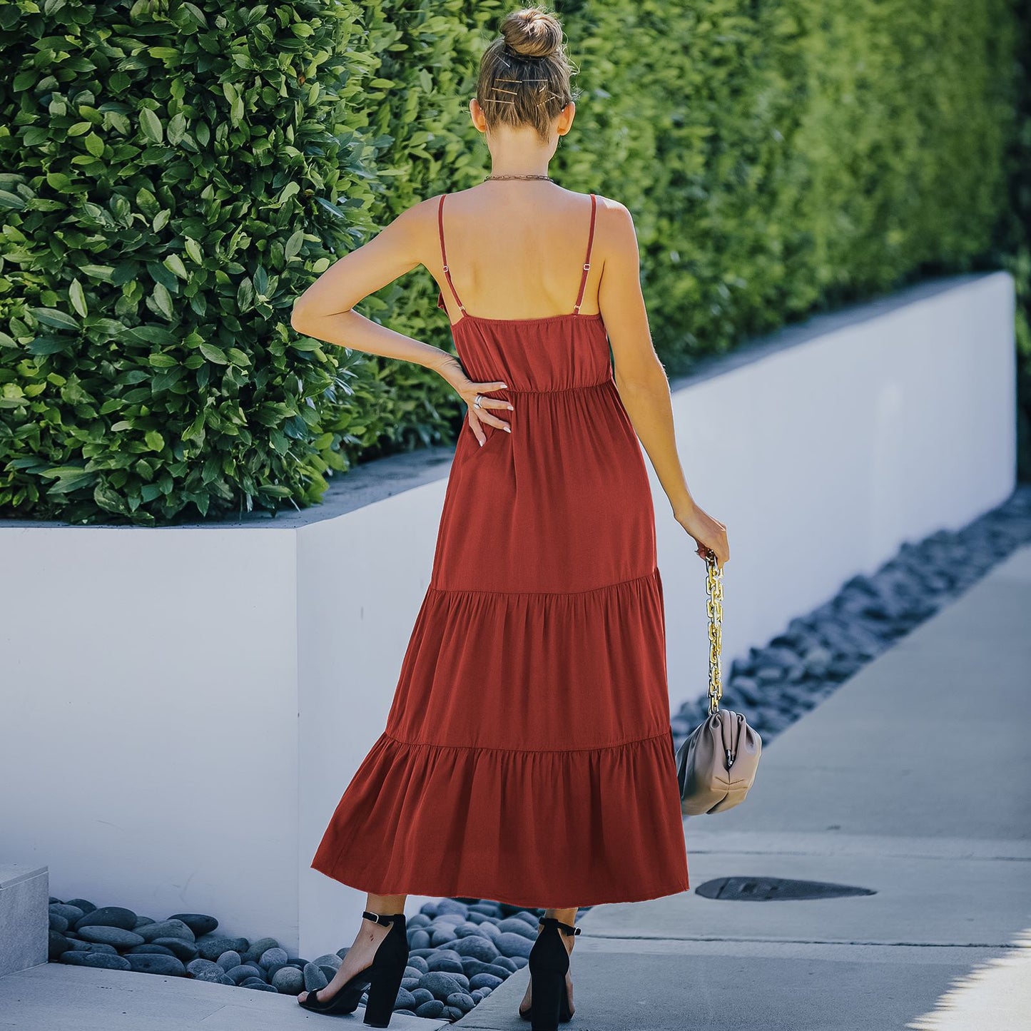 Vestido con tirantes y dobladillo con volantes en color liso