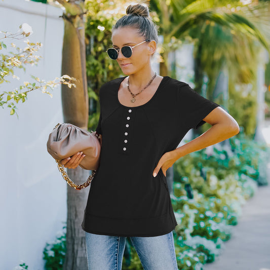 Camisa de verano de manga corta con botones decorativos y cuello redondo en color liso