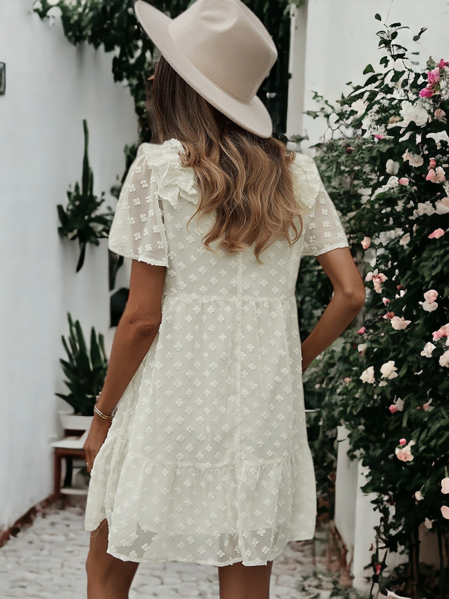 Vestido floral texturizado con hombros con volantes