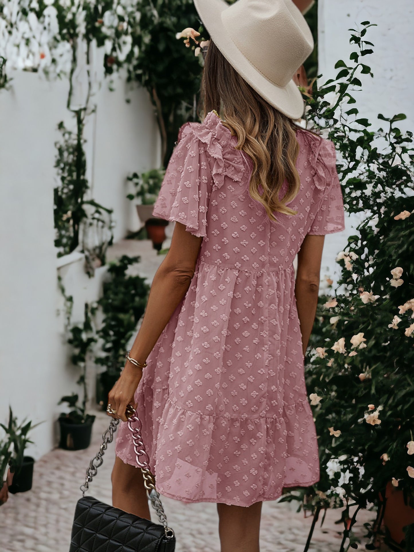 Vestido floral texturizado con hombros con volantes