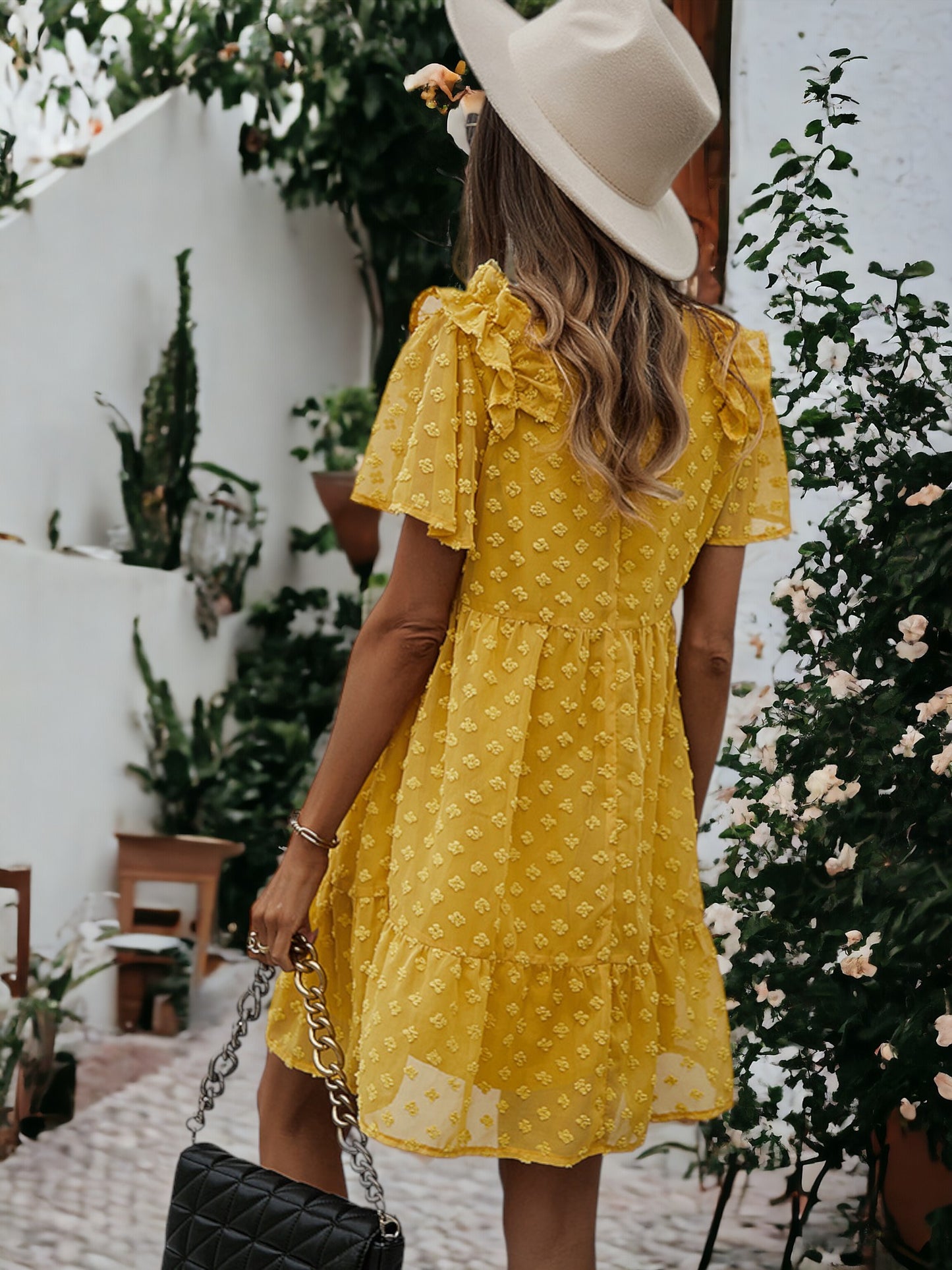 Vestido floral texturizado con hombros con volantes