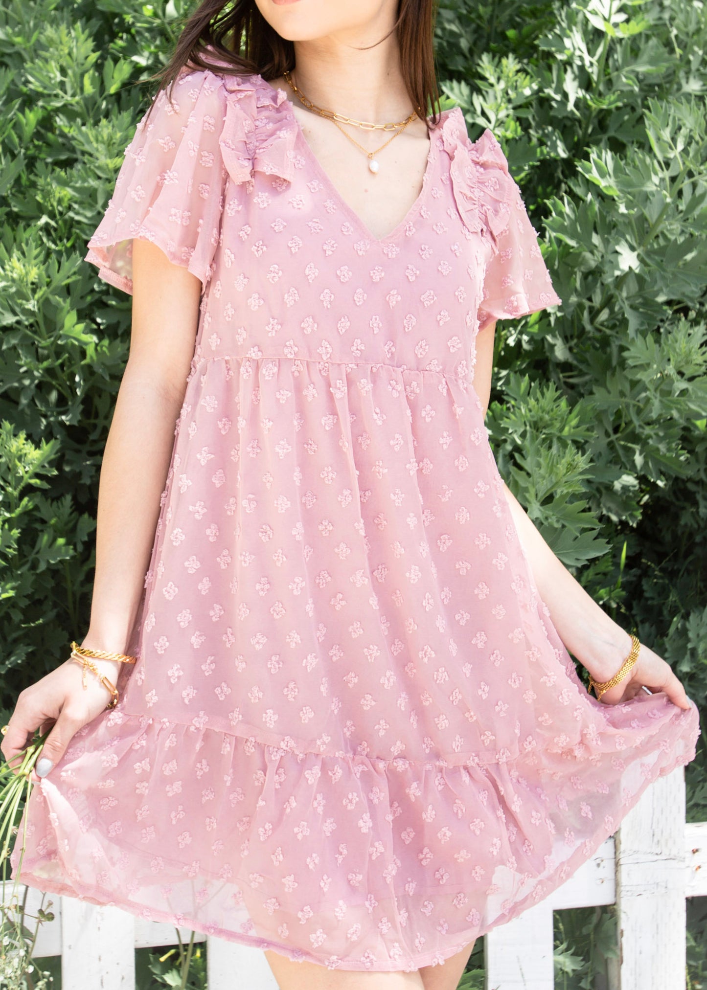 Vestido babydoll texturizado con hombros con volantes