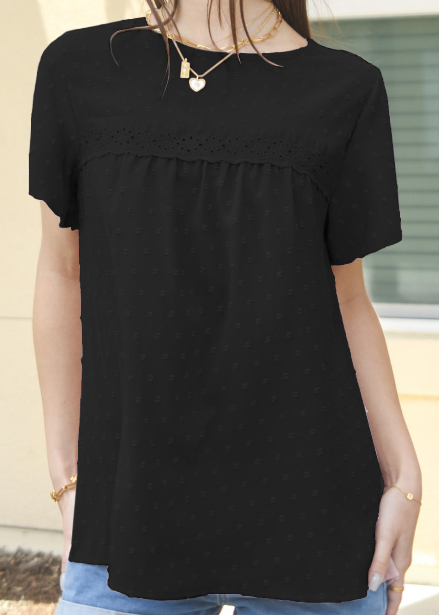 Blusa de lunares suizos con detalle de ojales