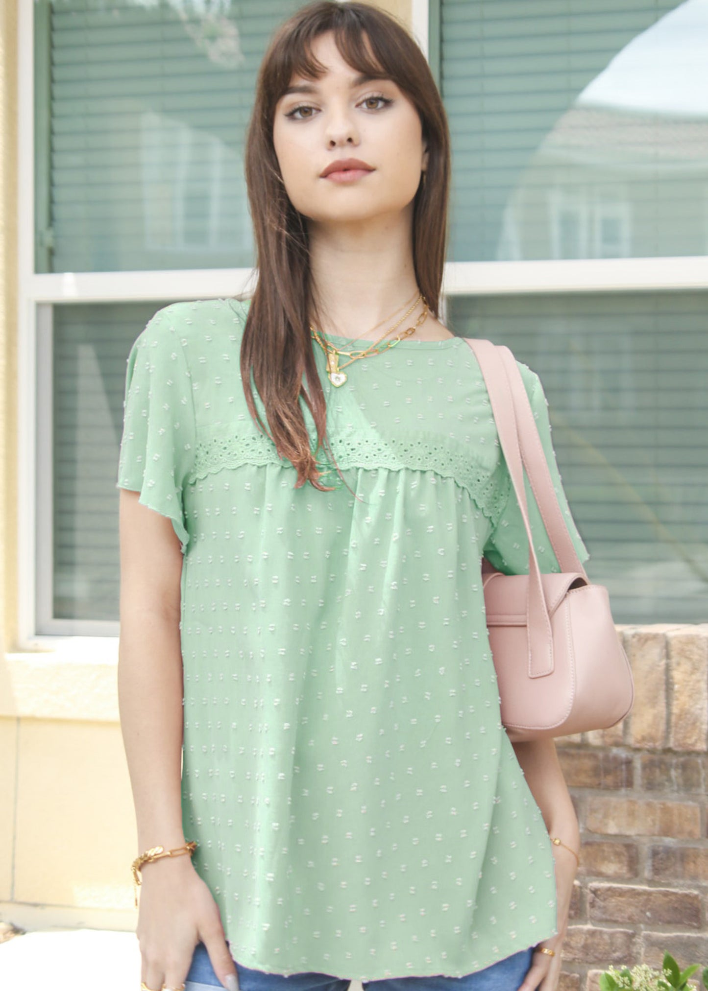Blusa de lunares suizos con detalle de ojales