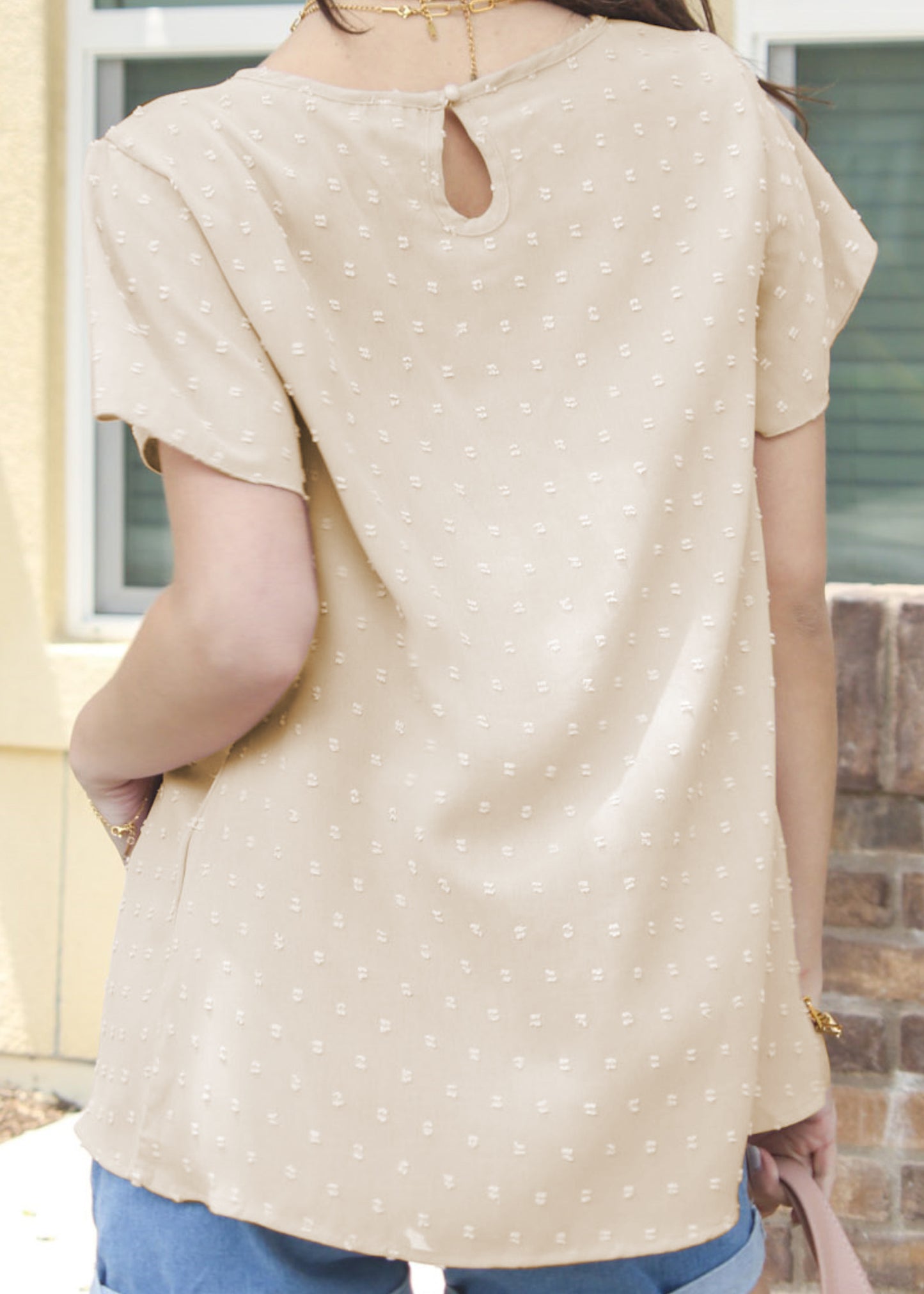 Blusa de lunares suizos con detalle de ojales