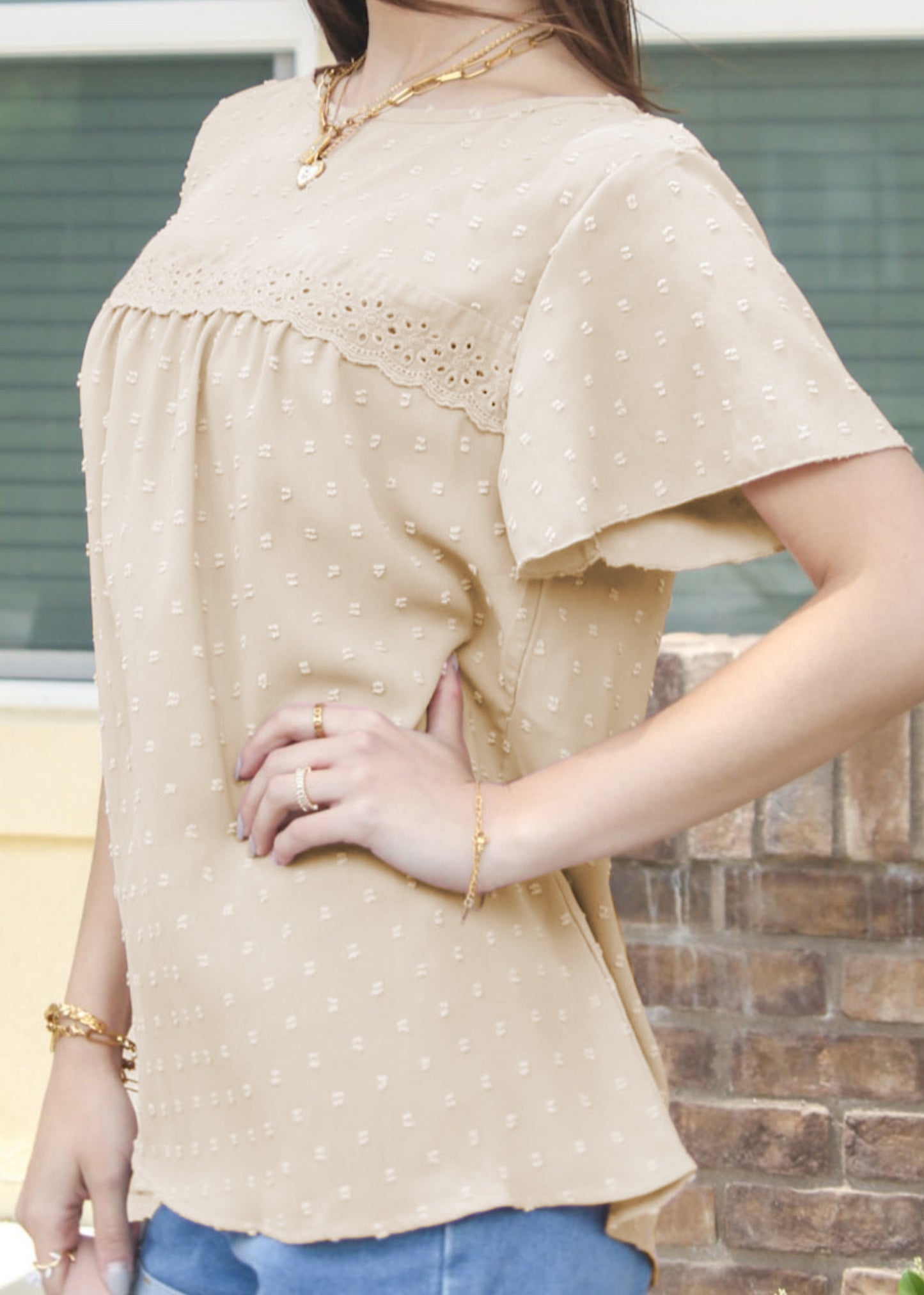 Blusa de lunares suizos con detalle de ojales