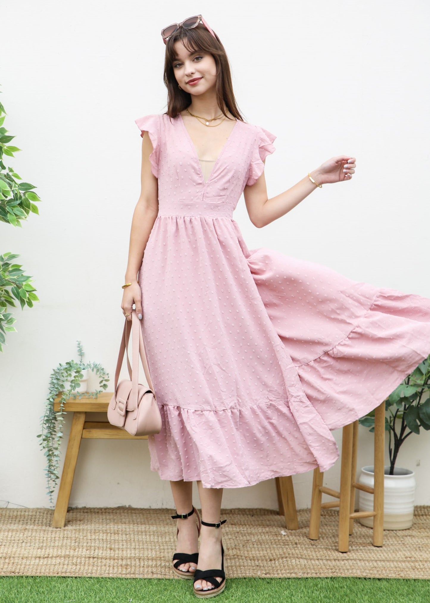 Vestido de escote pronunciado con lunares suizos